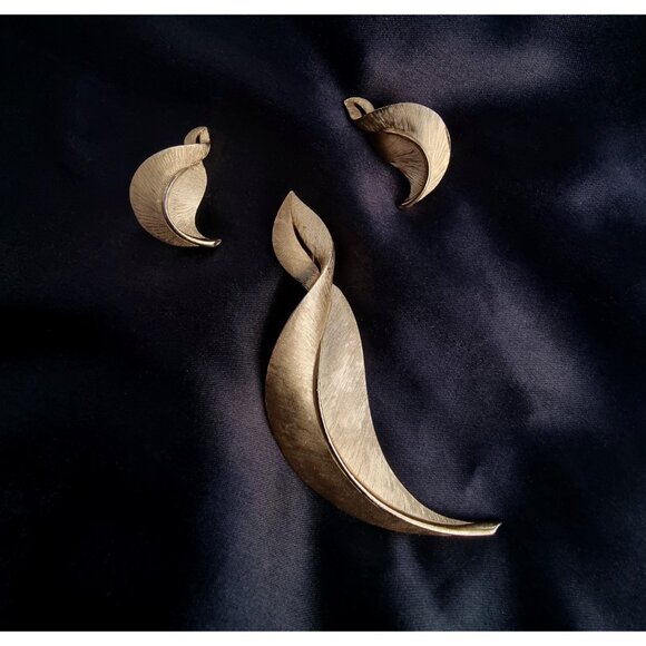 Vintage 1960s CROWN TRIFARI Gold Tone Leaf Floral Brooch and Earrings Jewelry Se - Picture 2 of 6